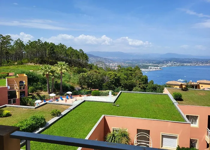 Vue Mer Et Esterel Sur La Baie De Cannes
